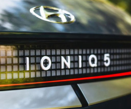 ⚪ Hyundai IONIQ 5 Čistě elektrický, energický a velmi stylový.  Prohlédněte si jeho líbivé tvary zblízka a zkuste si, jaké má zrychlení a dojezd. Objednávejte se na předváděcí jízdu na ☎️ 775 111 160 nebo na 📧 prodej@dorda.cz... #autodorda #dorda #ceskalipa #lipa #autosalon #Hyundai #Ioniq5 #hyundaiioniq5 #2021 #prodejvozu #prodejaut #electriccars #elektrickeauto Zobrazit víc