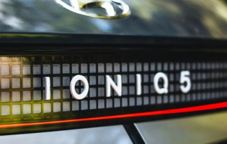 ⚪ Hyundai IONIQ 5 Čistě elektrický, energický a velmi stylový.  Prohlédněte si jeho líbivé tvary zblízka a zkuste si, jaké má zrychlení a dojezd. Objednávejte se na předváděcí jízdu na ☎️ 775 111 160 nebo na 📧 prodej@dorda.cz... #autodorda #dorda #ceskalipa #lipa #autosalon #Hyundai #Ioniq5 #hyundaiioniq5 #2021 #prodejvozu #prodejaut #electriccars #elektrickeauto Zobrazit víc