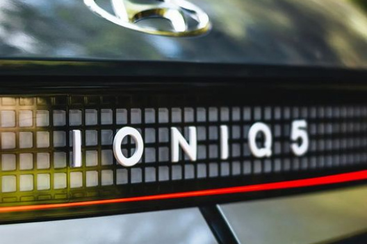 V⚪ Hyundai IONIQ 5 Čistě elektrický, energický a velmi stylový.  Prohlédněte si jeho líbivé tvary zblízka a zkuste si, jaké má zrychlení a dojezd. Objednávejte se na předváděcí jízdu na ☎️ 775 111 160 nebo na 📧 prodej@dorda.cz... #autodorda #dorda #ceskalipa #lipa #autosalon #Hyundai #Ioniq5 #hyundaiioniq5 #2021 #prodejvozu #prodejaut #electriccars #elektrickeauto Zobrazit víc